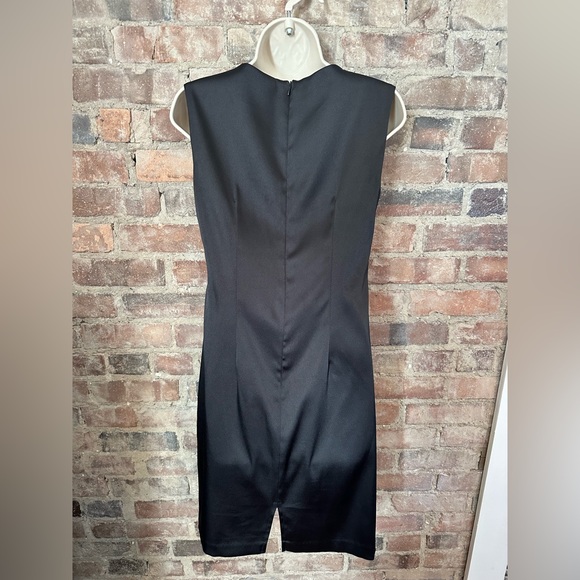 Little black v neck dress - Picture 4 of 10